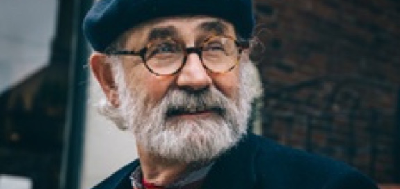 Man with gray beard, glasses and a hat