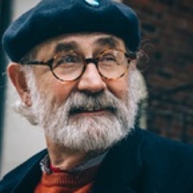 Man with gray beard, glasses and a hat
